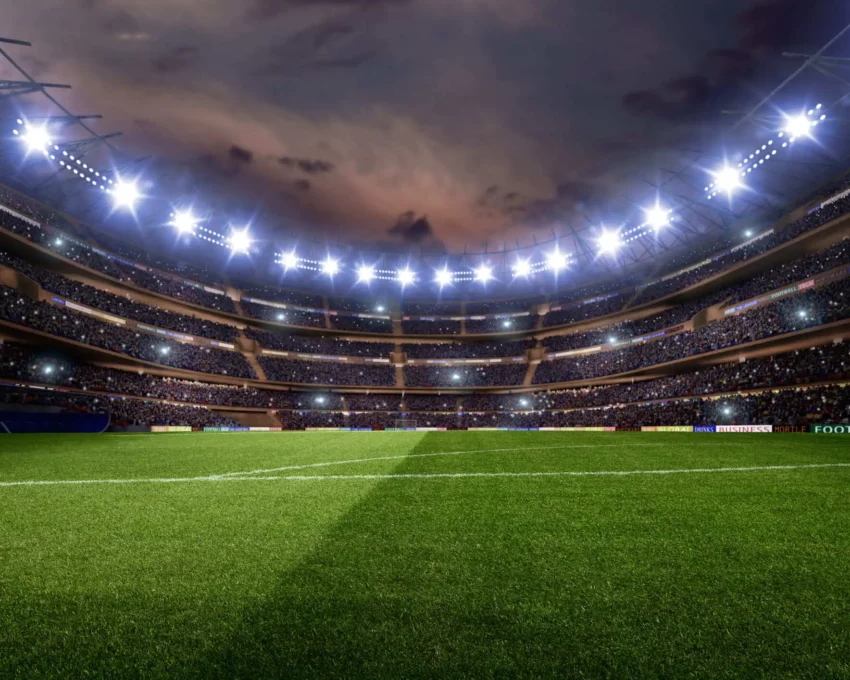 Imagem da estrutura de um estádio de futebol vista do campo mostra arquibancadas e iluminação para ilustrar matéria sobre estádios em São Paulo