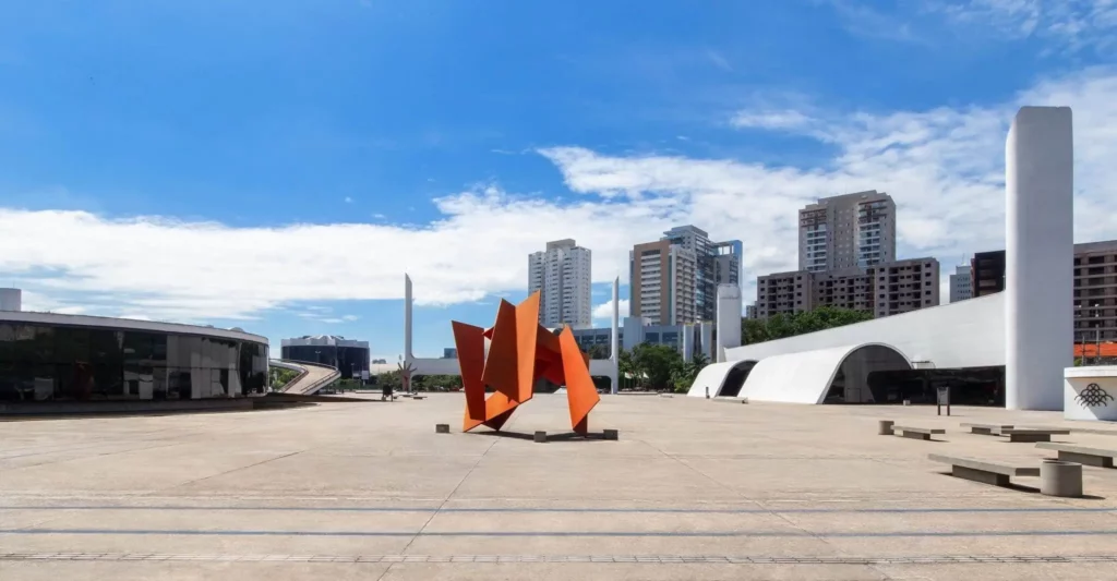 Imagem da Praça Cívica do Memorial da América Latina em um dia de sol para ilustrar matéria sobre a linha 8-Diamante