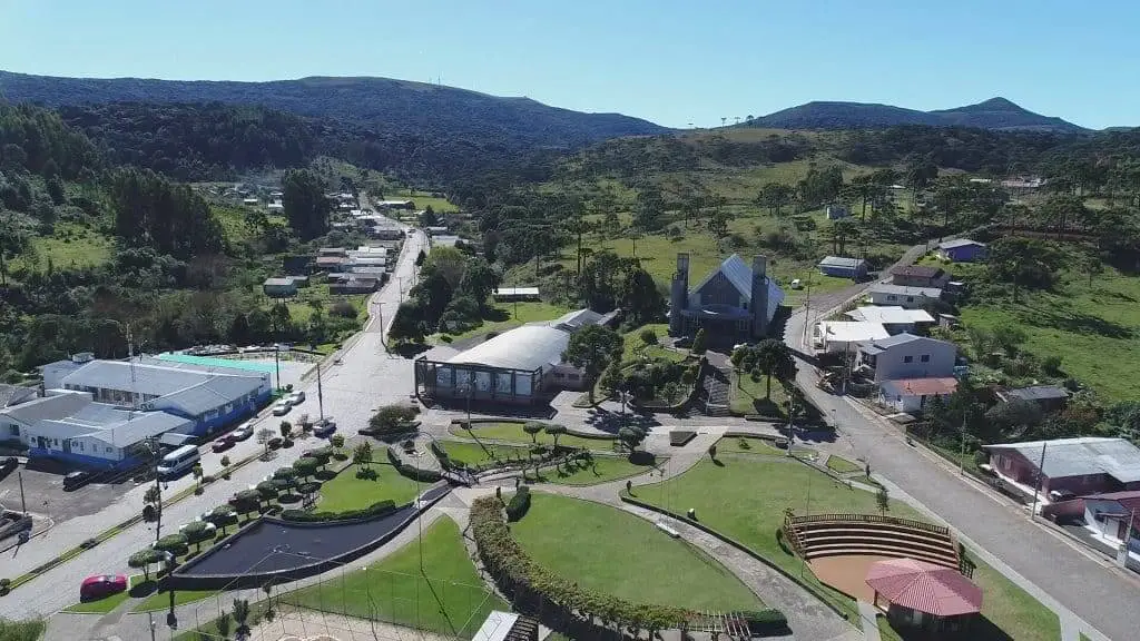 Imagem da vista aérea da cidade de Urupema, em Santa Catarina, mostra prédios, avenidas e vegetação da cidade para ilustrar matéria sobre qual é a cidade mais alta do Brasil