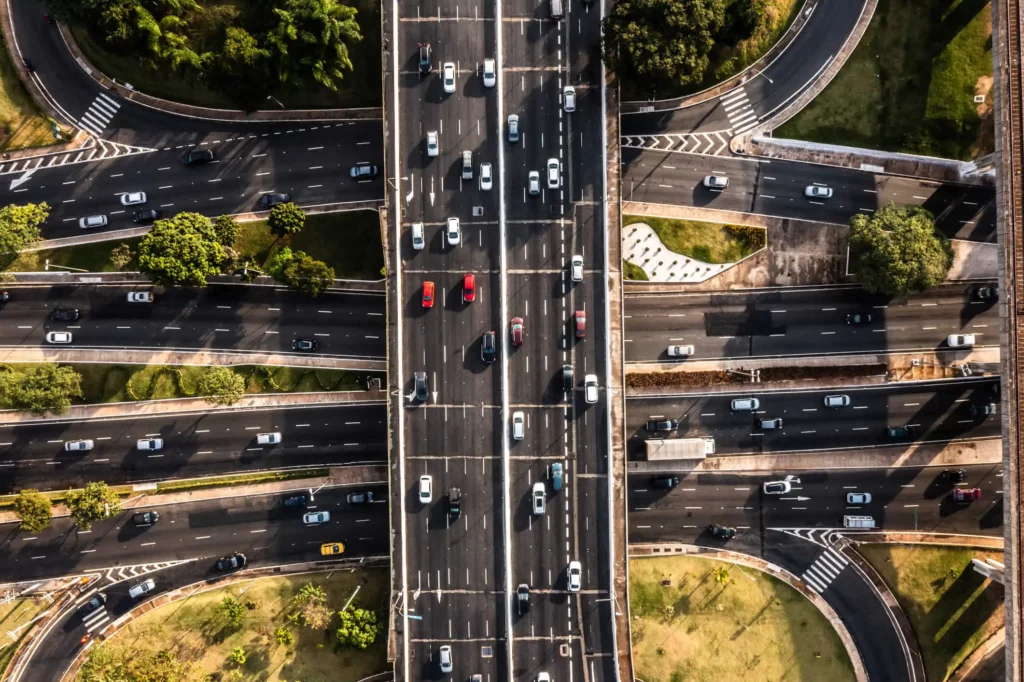 Imagem aérea de carros passando por rodovias múltiplas para ilustrar matéria sobre qual o bairro mais populoso de SP