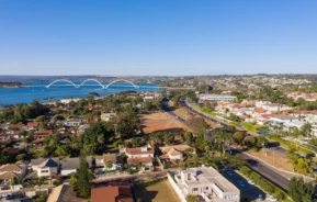 Foto que ilustra matéria sobre o Bairro mais rico do Brasil mostra o Lago Sul, em Brasília, visto do alto e com a Ponte JK sobre o Lago Paranoá ao fundo (Foto: Shutterstock)