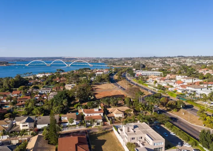 Foto que ilustra matéria sobre o Bairro mais rico do Brasil mostra o Lago Sul, em Brasília, visto do alto e com a Ponte JK sobre o Lago Paranoá ao fundo (Foto: Shutterstock)