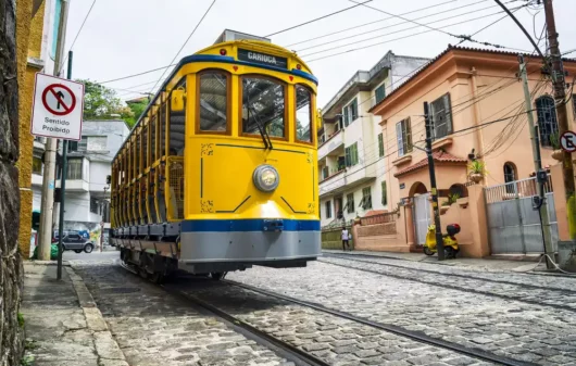 Foto mostra o bonde Santa Teresa circulando pelas ruas do bairro de Santa Teresa, no Rio de Janeiro (Foto: Shutterstock)