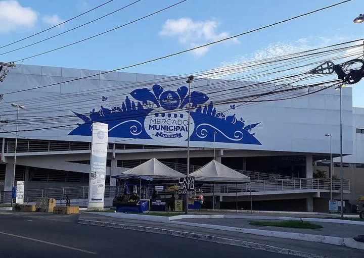 Foto que ilustra matéria sobre o maior bairro do Brasil mostra o Mercado Municipal de Cajazeiras, em Salvador (Foto: Wikimedia Commons)