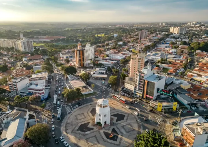 Foto que iulstra maiores cidades do interior do Brasil mostra a cidade de Campinas vista do alto (Foto: Shutterstock)