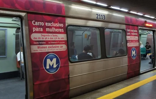 Foto que ilustra matéria sobre o Metrô Glória mostra um trem de portas abertas na plataforma (Foto: Wikimedia Commons)
