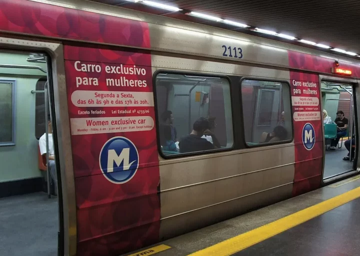 Foto que ilustra matéria sobre o Metrô Glória mostra um trem de portas abertas na plataforma (Foto: Wikimedia Commons)