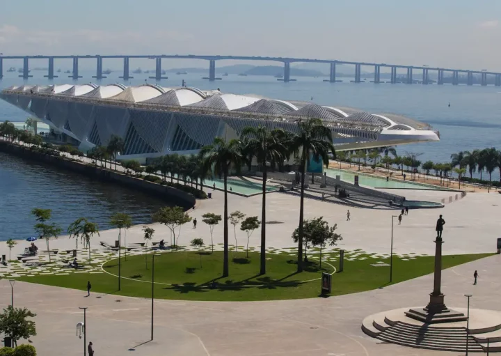 Foto que ilustra matéria sobre museus no Brasil mostra o Museu do Amanhã, no Rio de Janeiro, com a Baía de Guanabara e a Ponte Rio-Niterói ao fundo (Foto: Bruna Prado | Mtur Destinos)