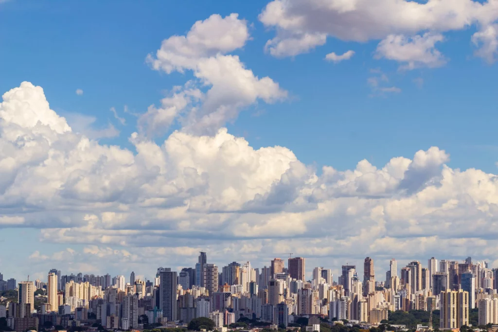 Imagem da vista aérea de Goiânia mostra prédios da cidade em um dia ensolarado e de céu azul para ilustrar matéria sobre o bairro mais populoso de Goiânia