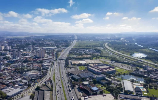 Imagem aérea da Rodovia Presidente Dutra em parte da cidade de Guarulhos para ilustrar matéria sobre os bairros mais populosos de Guarulhos