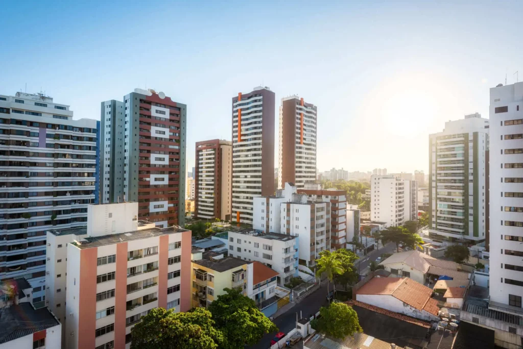 Imagem panorâmica de prédios residenciais para ilustrar matéria sobre o que é CCI o imóvel