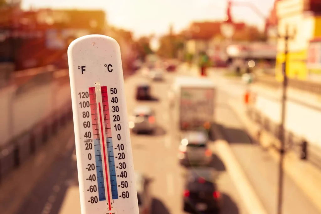 Imagem de termômetro marcando alta temperatura em um dia quente e de muito sol para ilustrar matéria sobre quais são as cidades que menos chove no Brasil
