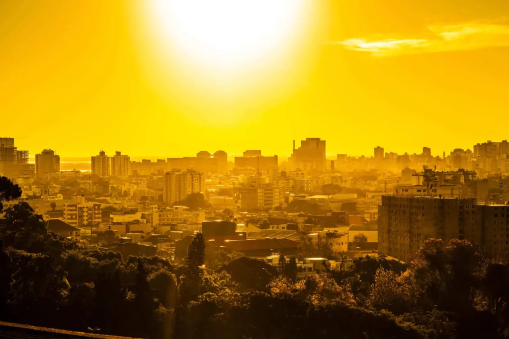 Imagem panorâmica de cidade com prédios residenciais e árvores em um dia ensolarado para ilustrar matéria sobre qual a cidade que menos chove no Brasil