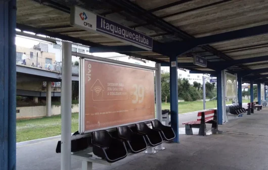 Foto mostra a plataforma da Estação Itaquaquecetuba vazia durante o dia (Foto: Wikimedia Commons)