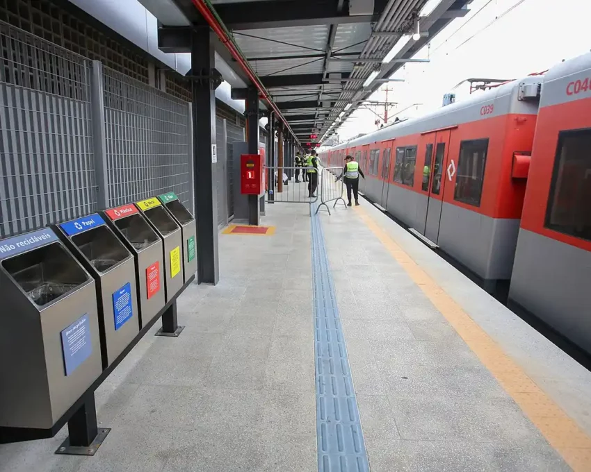 Foto que ilustra matéria sobre a Linha 12 - Safira mostra trem da CPTM na plataforma da Estação Engenheiro Manoel Feio (Foto: Wikimedia Commons)