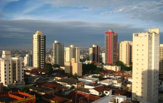 Imagem aérea de cidade de Uberlândia mostra prédios da cidade para ilustrar matéria sobre ranking do PIB das cidades de Minas Gerais