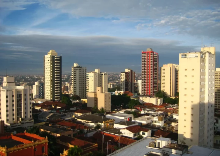 Imagem aérea de cidade de Uberlândia mostra prédios da cidade para ilustrar matéria sobre ranking do PIB das cidades de Minas Gerais