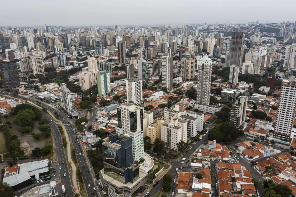 Imagem da vista aérea de Campinas mostra prédios e avenidas da cidade para ilustrar matéria sobre o bairro mais populoso de Campinas
