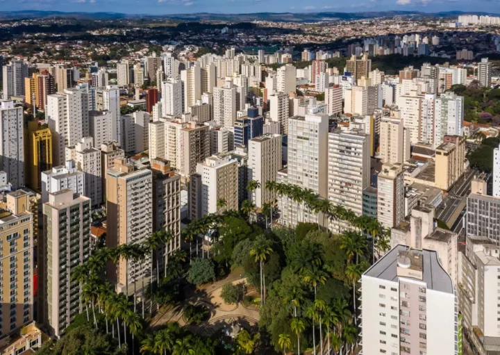 Imagem da vista aérea de Campinas mostra prédios da cidade, vegetação ao redor e horizonte ao fundo para ilustrar matéria sobre os bairros de Campinas