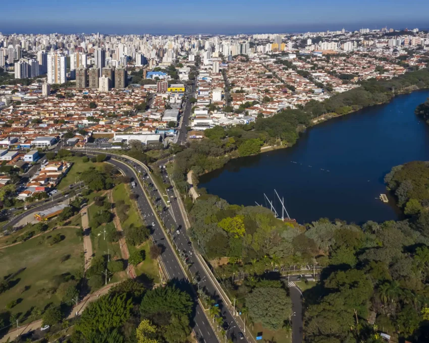 Imagem de foto aérea de Campina mostra Lagoa do Taquaral, avenidas, prédios e vegetação para ilustrar matéria sobre os bairros mais populosos de Campinas