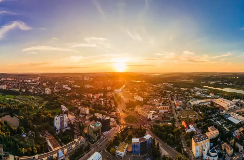 Imagem da vista panorâmica de uma cidade mostra prédios, casa, ruas e vegetação para ilustrar matéria sobre as cidades com a melhor saúde pública do Brasil