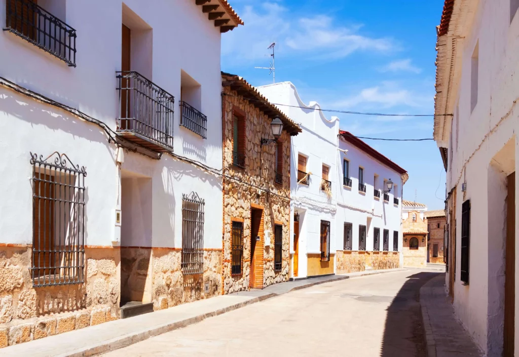 Imagem de uma rua com casas de arquitetura antiga para ilustrar matéria sobre o que é um imóvel tombado