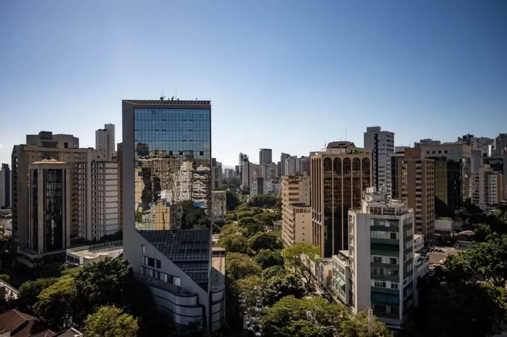 Imagem aérea de prédios em cidade do estado de Minas Gerais para ilustrar matéria sobre qual a cidade de Minas Gerais que mais cresce