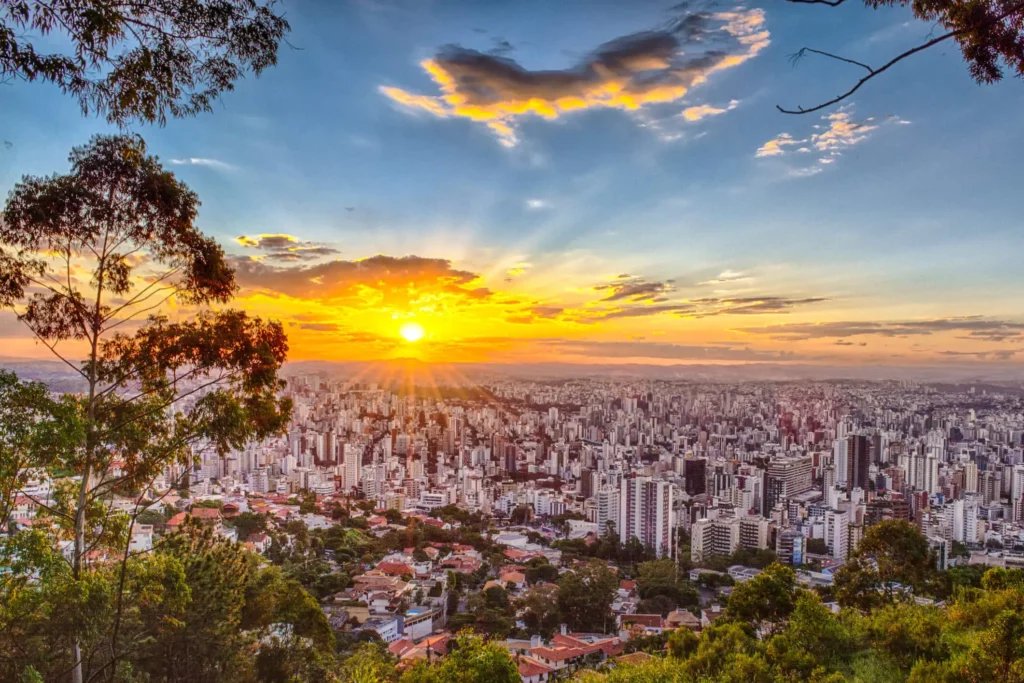 Imagem de vista mirante em Minas Gerais em um dia de sol mostra prédios da cidade para ilustrar matéria sobre o ranking do PIB das cidades de Minas Gerais