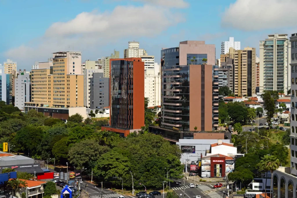 Imagem da vista aérea de Campinas mostra vegetação, avenidas e prédios da cidade para ilustrar matéria sobre as regiões mais populosas de Campinas