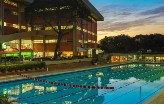 Foto que ilustra matéria sobre clubes em Porto Alegre mostra a piscina e uma parte da sede do Sogipa ao cair da tarde (Foto: Divulgação)