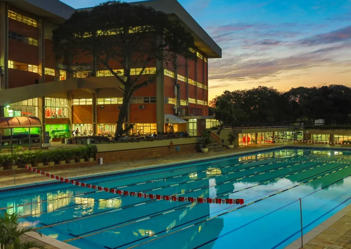 Foto que ilustra matéria sobre clubes em Porto Alegre mostra a piscina e uma parte da sede do Sogipa ao cair da tarde (Foto: Divulgação)