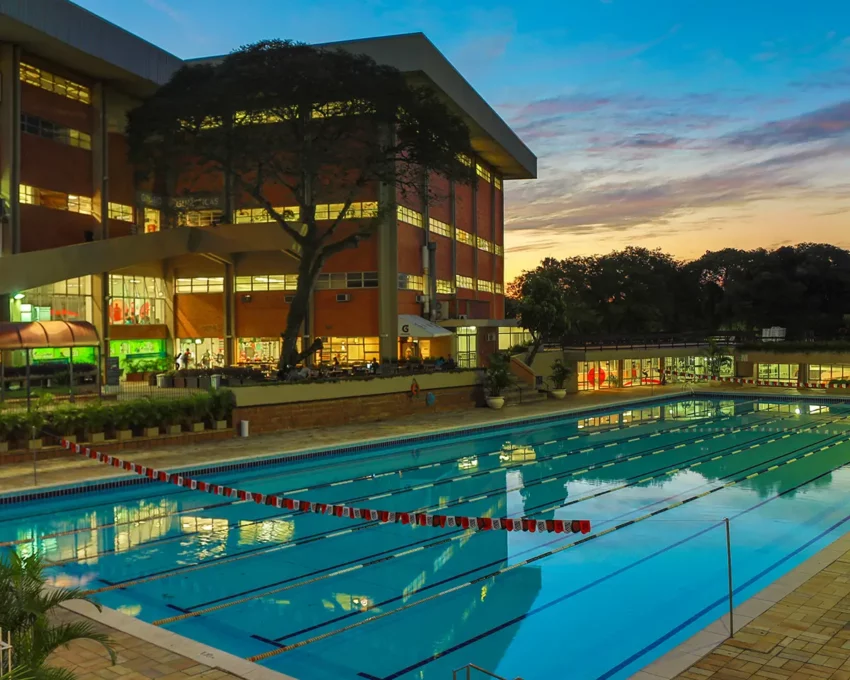 Foto que ilustra matéria sobre clubes em Porto Alegre mostra a piscina e uma parte da sede do Sogipa ao cair da tarde (Foto: Divulgação)