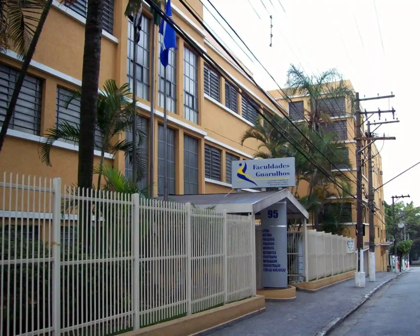 Foto mostra a fachada das Faculdades Guarulhos (Foto: Reprodução Facebook)