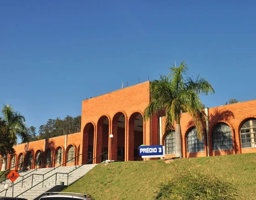 Foto que ilustra matéria sobre faculdades em Jundiaí mostra a fachada de um dos prédios da Faculdade UniAnchieta (Foto: Divulgação)