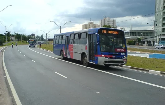 Foto que ilustra matéria sobre transporte em Campinas mostra um ônibus em detalhe circulando por uma das vias expressas da cidade (Foto: Wikimedia Commons)