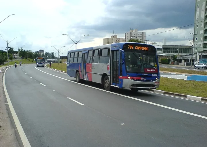 Foto que ilustra matéria sobre transporte em Campinas mostra um ônibus em detalhe circulando por uma das vias expressas da cidade (Foto: Wikimedia Commons)