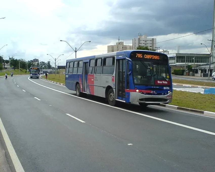 Foto que ilustra matéria sobre transporte em Campinas mostra um ônibus em detalhe circulando por uma das vias expressas da cidade (Foto: Wikimedia Commons)