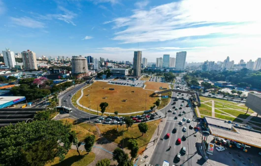 Imagem aérea da vista de parte de São Bernardo do Campo em um dia de sol e céu azul para ilustrar matéria sobre os melhores bairros de São Bernardo do Campo