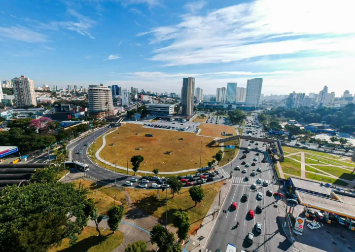 Imagem aérea da vista de parte de São Bernardo do Campo em um dia de sol e céu azul para ilustrar matéria sobre os melhores bairros de São Bernardo do Campo