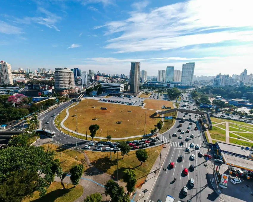 Imagem aérea da vista de parte de São Bernardo do Campo em um dia de sol e céu azul para ilustrar matéria sobre os melhores bairros de São Bernardo do Campo