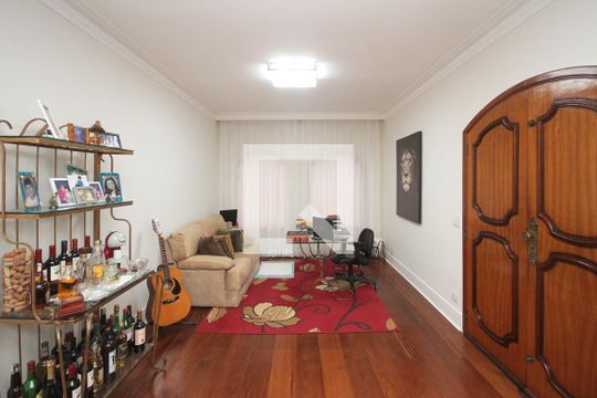 CASA com 3 dormitórios e 8 garagens