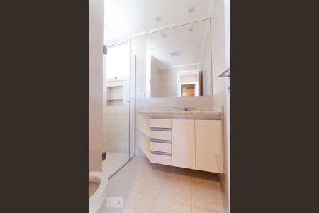 Banheiro de apartamento à venda com 2 quartos, 70m² em Cambuí, Campinas