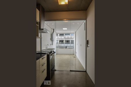 Cozinha de apartamento para alugar com 2 quartos, 70m² em Jardim das Acácias, São Paulo