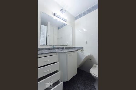 banheiro 2 de apartamento à venda com 4 quartos, 230m² em Higienópolis, São Paulo