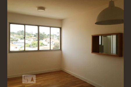 Sala de Estar - Piso de Madeira Maciça e ampla vista de fundos p bairro residencial e área verde. de apartamento à venda com 2 quartos, 65m² em Jardim Petrópolis, São Paulo