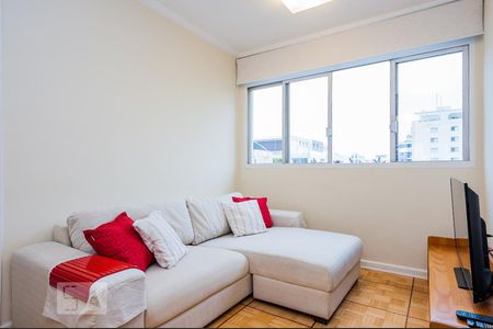 Sala de estar com sofá 3 lugares e chaise de apartamento para alugar com 2 quartos, 70m² em Indianópolis, São Paulo