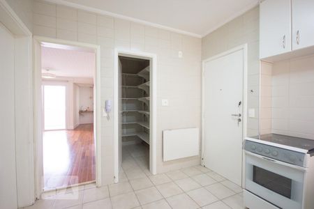 Cozinha com despensa  de apartamento para alugar com 3 quartos, 110m² em Cambuí, Campinas