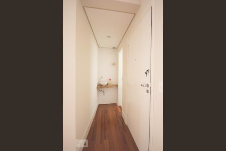 Entrada principal e lavabo de apartamento para alugar com 3 quartos, 110m² em Cambuí, Campinas