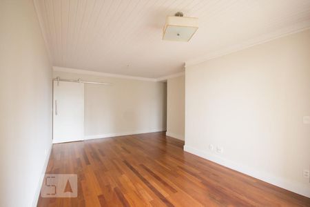 Sala e entrada para cozinha com porta de correr de apartamento para alugar com 3 quartos, 110m² em Cambuí, Campinas