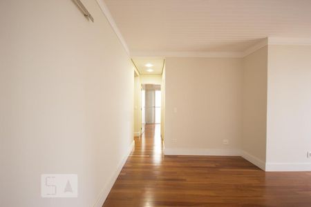 Segundo ambiente da sala e corredor para os quartos de apartamento para alugar com 3 quartos, 110m² em Cambuí, Campinas